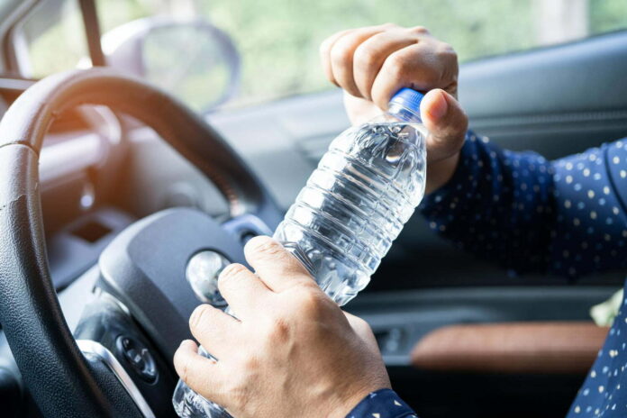 Botella-de-agua-en-el-carro-riesgo-peligro-Freepik.jpg