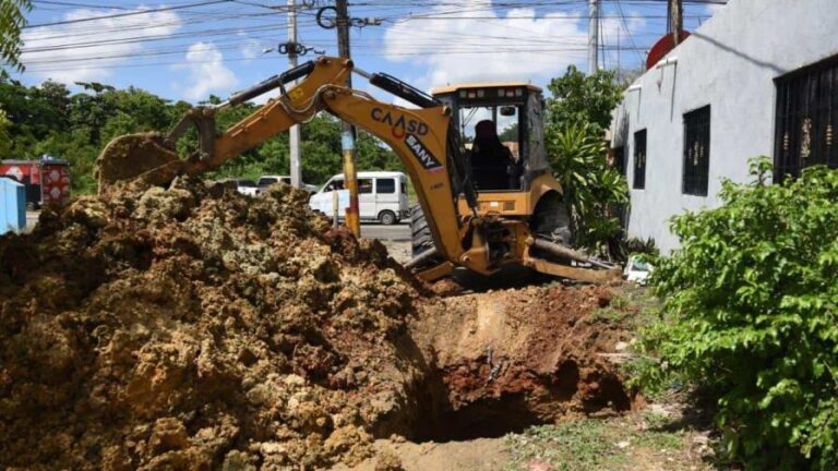 Camión jode tubería y deja sin agua a Santo Domingo Este – #DeInteres   #FVDigital