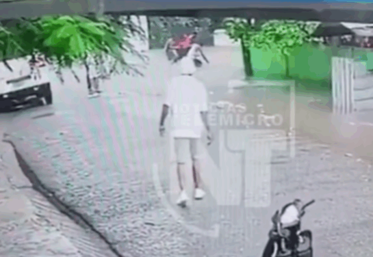 Momento en que estudiante desaparece tras caer en alcantarilla (video) – #DeInteres   #FVDigital