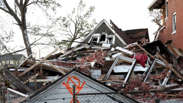 21 muertos y cientos de personas sin electricidad por azote de tornados en EE.UU.