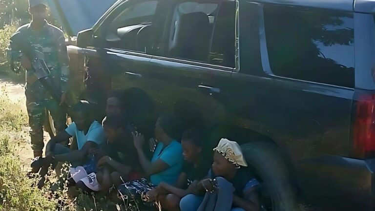 ¡Otro grupo más! descubren 12 haitianos ocultos dentro de yipeta