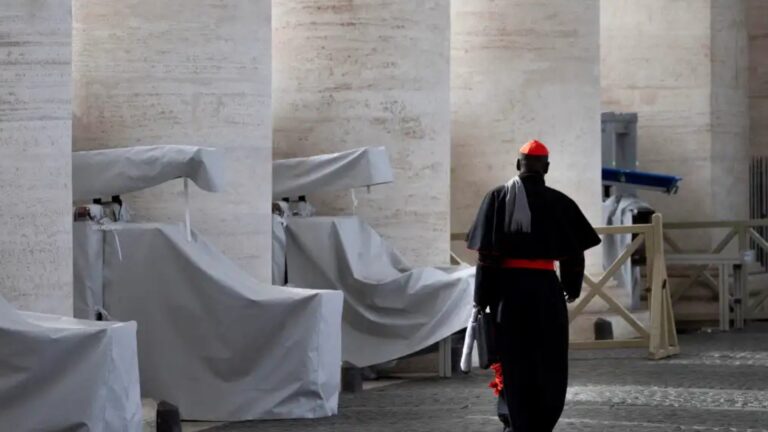 Vaticano aclara no se necesita invitación para el cónclave tras caso del cardenal Njue