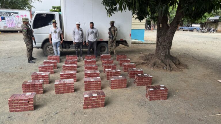 Confiscan contrabando de 154 mil cigarrillos debajo de un piso falso de camión en Santiago Rodríguez