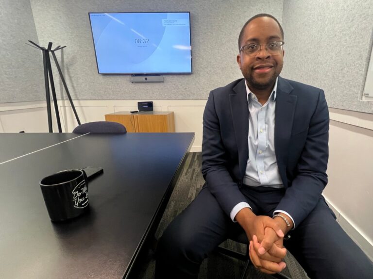 Zellnor Myrie: “Si invertimos en vivienda y cuidado infantil es más fácil que la gente se quede aquí”