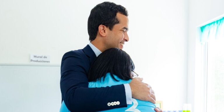 Omar apoyará a madres solteras con hijos con parálisis