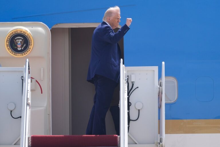 Corresponsales de la Casa Blanca protestan por exclusión de agencias del avión de Trump #FVDigital