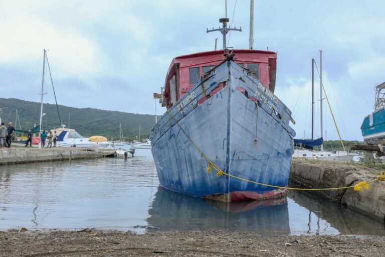 Retiran embarcaciones deterioradas en bahía de Puerto Plata – #DeInteres   #FVDigital