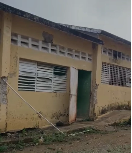 Exigen reparación de centro educativo en condiciones deplorables