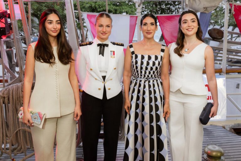 Raquel Arbaje y sus hijas visitan a la princesa Leonor en el buque escuela Elcano