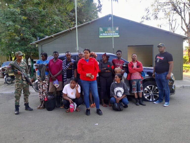 Hombre y mujer arrestados con 18 haitianos indocumentados en Mao y Dajabón