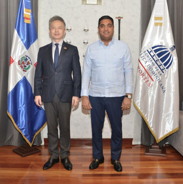 Kelvin Cruz y embajador de China abordan sobre el deporte