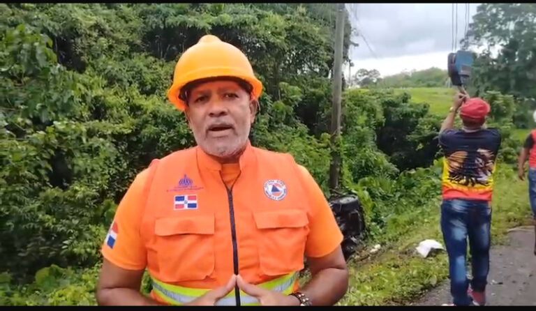 Accidente en Monte Plata: Vehículo se desliza cerca del río Cuanza