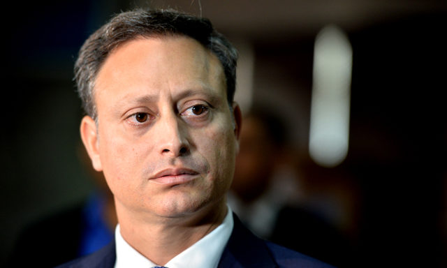 Tribunal levanta arresto domiciliario a Jean Alain; también le retiran el grillete