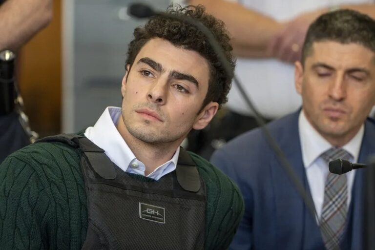 Defensa de Mangione denuncia acusación simultánea y exige retirar cargos de terrorismo