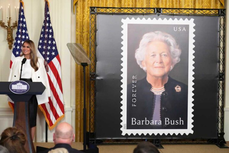 La primera dama Melania Trump presentó un sello postal que honra a Barbara Bush #FVDigital