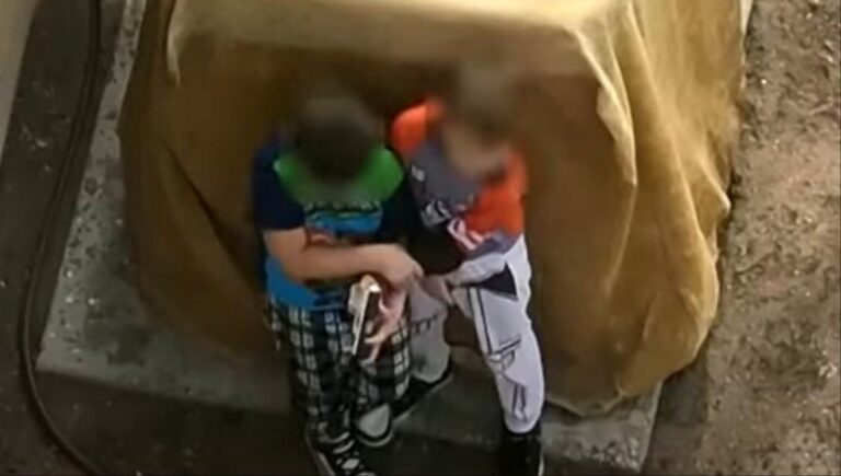 Los hermanos jugaban con la pistola