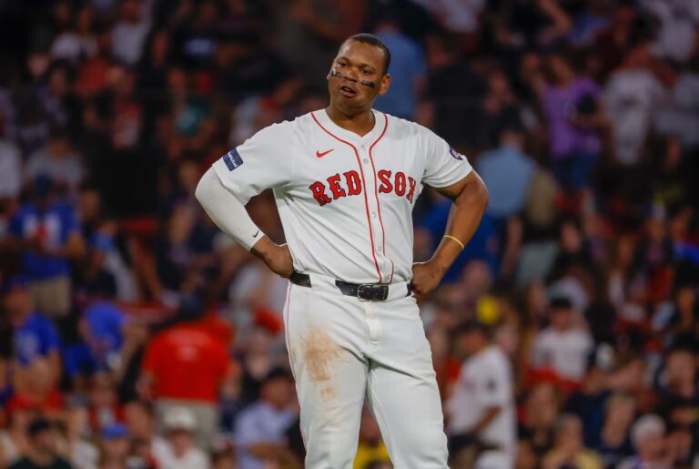 Rafael Devers rechazó jugar en la primera base y expresa su frustración