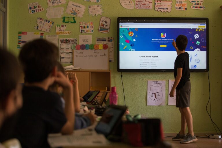 Los riesgos del mal uso de Youtube en las aulas alertan a padres y expertos: “El cole no es para ver dibujos” | Tecnología