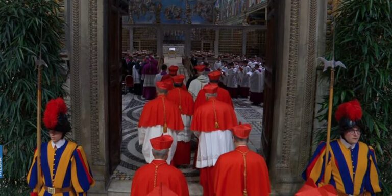Comienza la procesión de los cardenales a la Capilla Sixtina #FVDigital