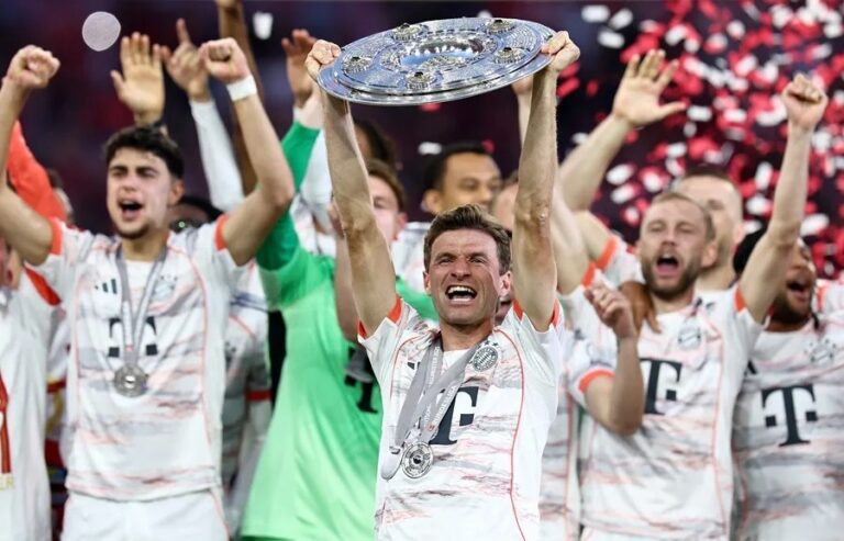 El Bayern Múnich celebra el título de la Bundesliga, en el adiós de Thomas Müller al Allianz Arena