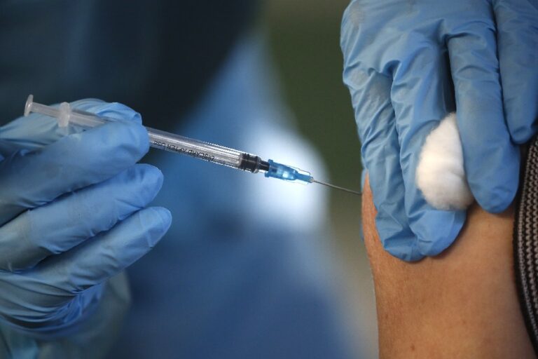 Ecuador intensifica la vacunación ante casos de tosferina y fiebre amarilla