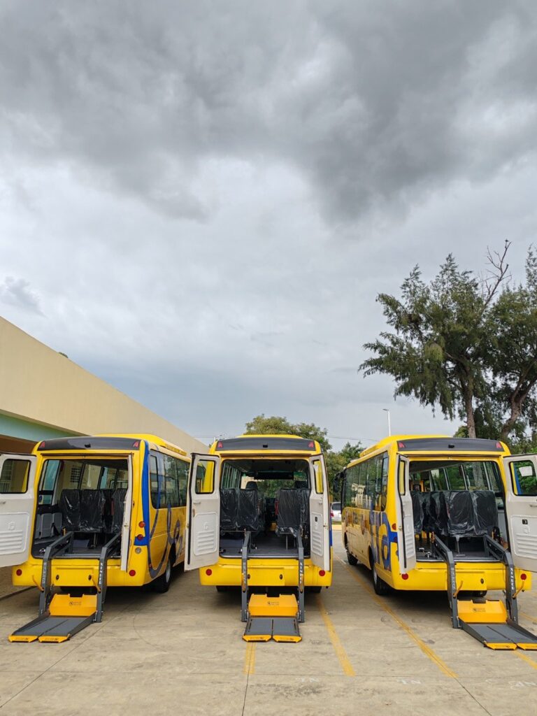 MINERD entrega tres autobuses accesibles para estudiantes con discapacidad en Santiago