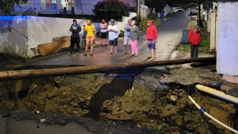 Familias quedan incomunicadas en Puerto Rico tras socavón en carretera debido a las fuertes lluvias