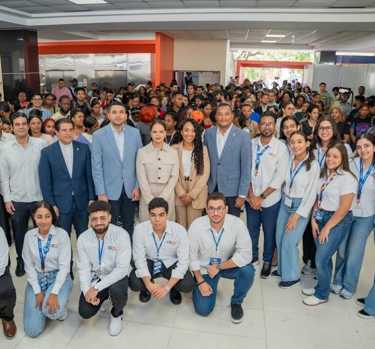 Más de 800 jóvenes aplican al programa Mi Primera Oportunidad en feria de empleo