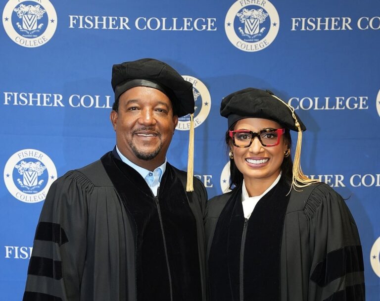 Pedro Martínez recibe doctorado honorario por su labor filantrópica