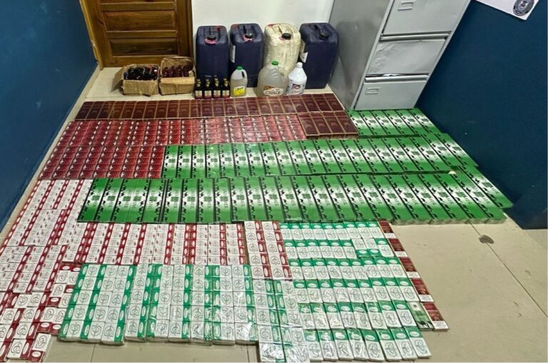 Decomisan 32 mil cigarrillos de contrabando y 43 galones de alcohol adulterado en La Romana