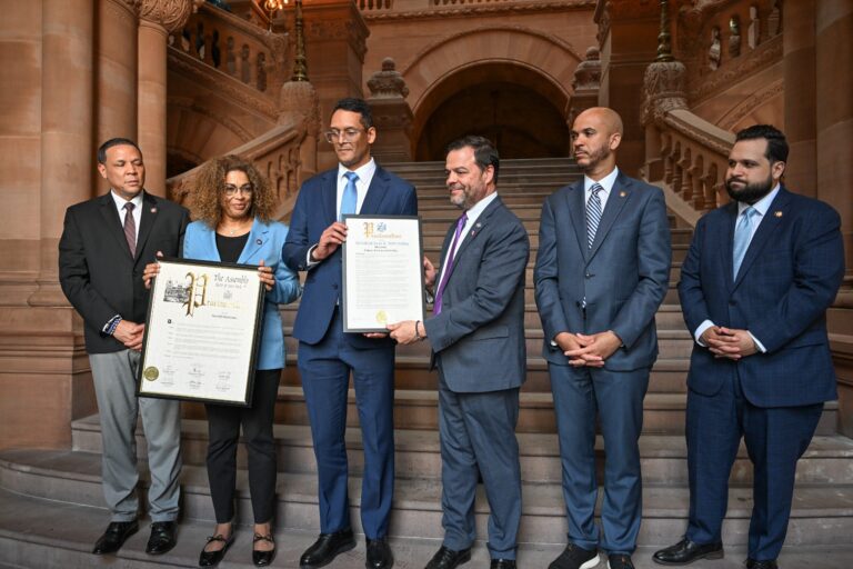 Director del 911 es reconocido en Nueva York por su gestión en emergencias