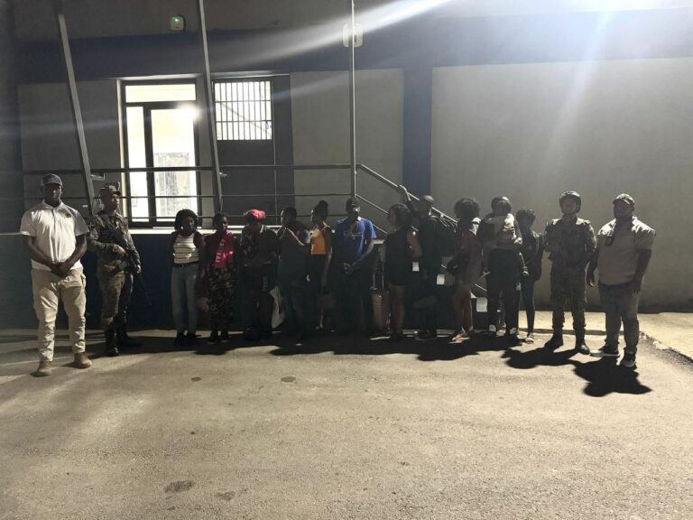 Detienen a 12 haitianos indocumentados en autobús en Dajabón