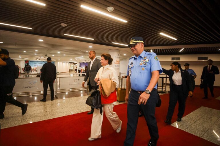 Raquel Peña regresa al país tras en misa inicio pontificado