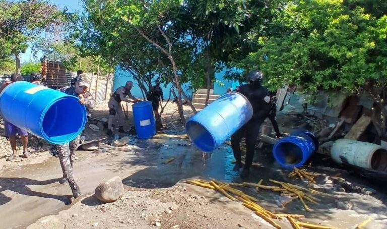Desmantelan fábrica clandestina de ron adulterado en Bahoruco