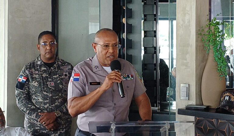 Director de la PN se reúne con comunitarios en Moca y anuncia nueva sede regional
