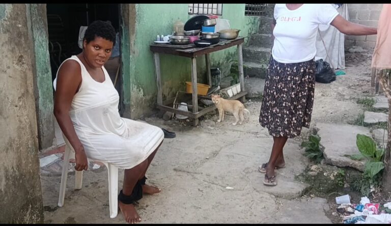 Mujer amarra a hija con discapacidad por falta de recursos