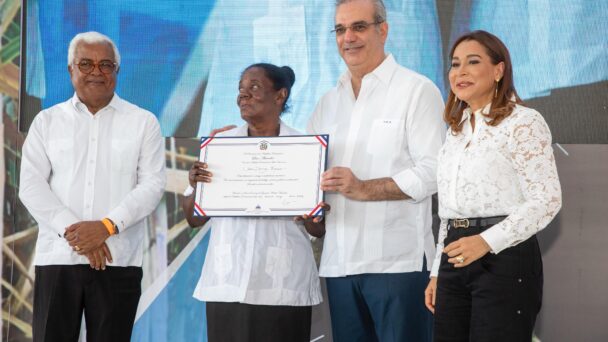 Abinader reconoce colonos y reitera compromiso con modernización del sector cañero #FVDigital