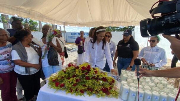 Alcaldesa Betty Gerónimo recorre cementerios de Santo Domingo Norte en el Día de las Madres #FVDigital