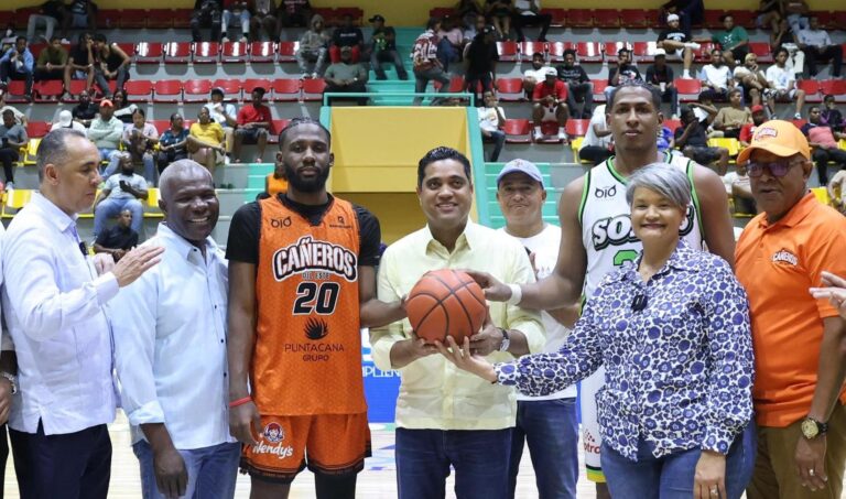 Ministro Kelvin Cruz inaugura remozado multiuso Rolando Ramírez en SPM