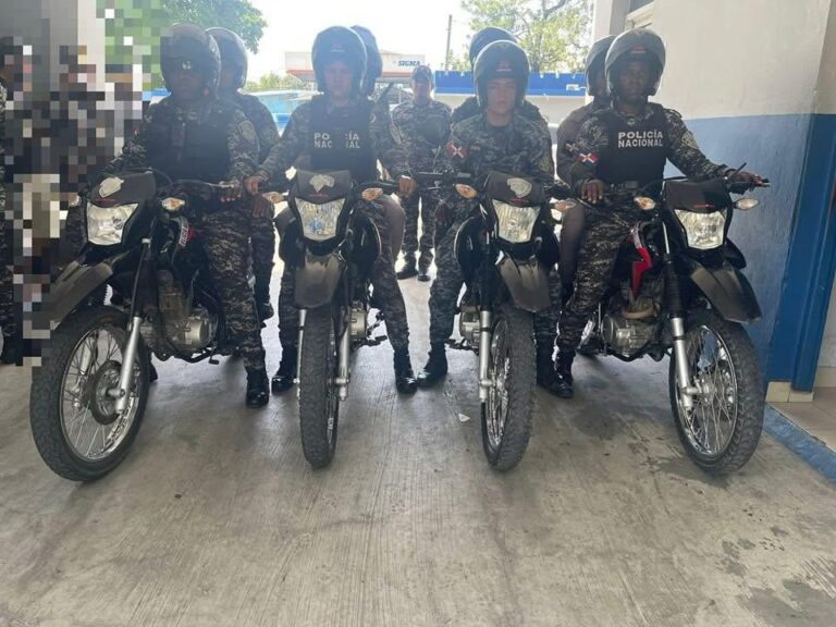 Director Regional Cibao Sur entrega cascos y cámaras