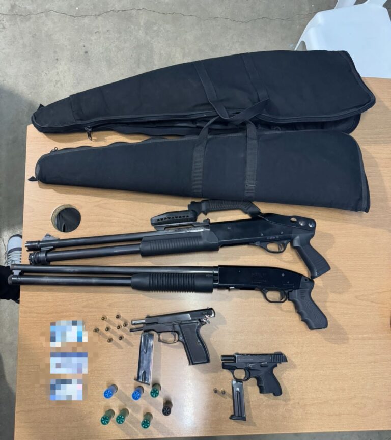 Autoridades ocupan armas ilegales y arrestan a hombre tras allanamiento en Sajoma