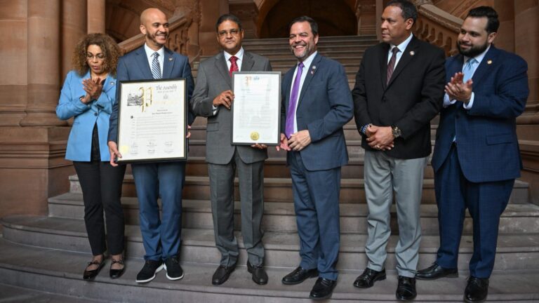 Reconocen al director del COE durante vuelo rumbo a EEUU