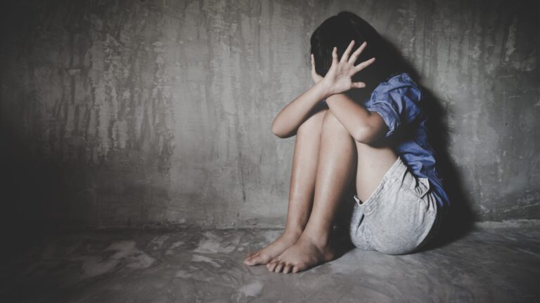 Prisión preventiva para pareja que torturó y abusó niña de 11 años