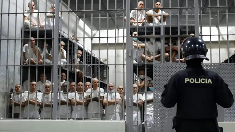 Bukele muestran interior de cárcel de máxima seguridad junto a delegación de EEUU