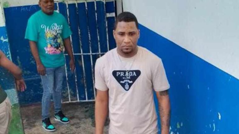 Madre e hija denuncian maltrato a preso acusado de robo en Neyba