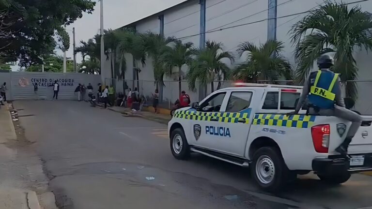 Continúan operativos de Migración y la preocupación afuera del Centro de Acogida de Haina