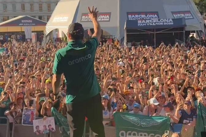 alonso-en-el-f1-fan-village-en.jpg