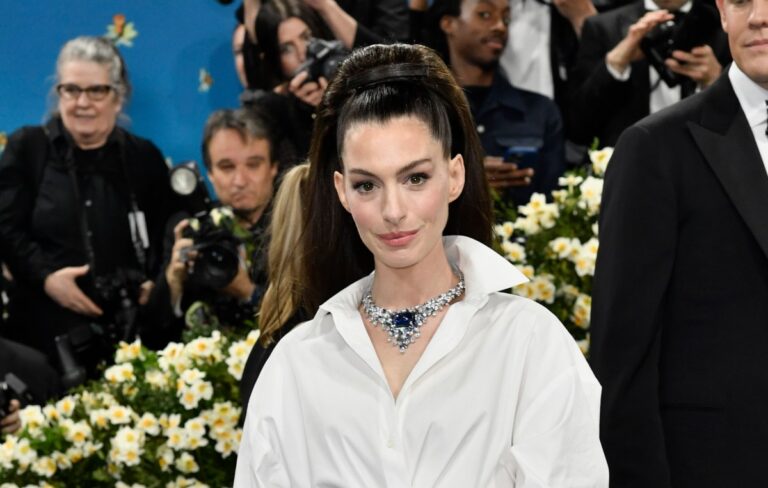 Anne Hathaway desata rumores de retoques estéticos en la MET Gala 2025
