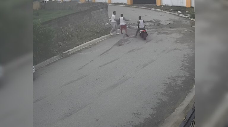 Incidente de atraco queda grabado en urbanización de Puerto Plata #FVDigital #FelixVictorino