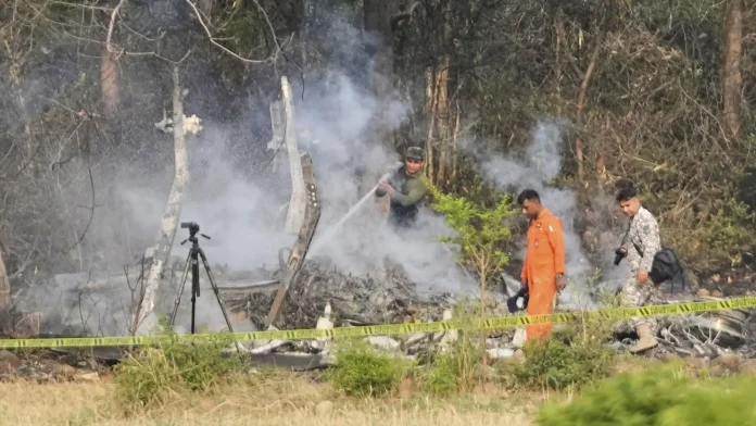 bomberos-apagan-el-humo-que-sale-de-los-restos-de-un-avion-cerca-de-akhnoor-en-las-afueras-de-jammu.webp